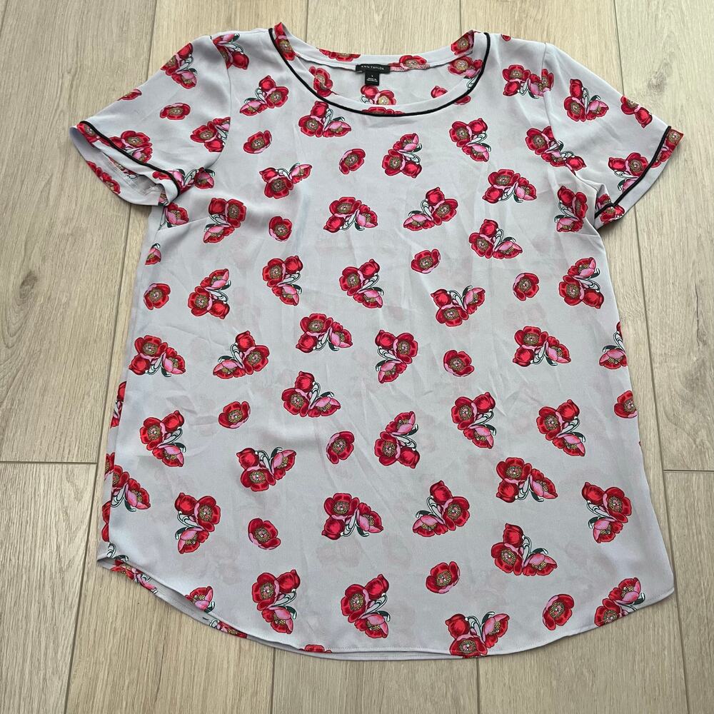 🩷 Ann Taylor Women’s Gray Short Sleeve Floral Blouse Sz Small